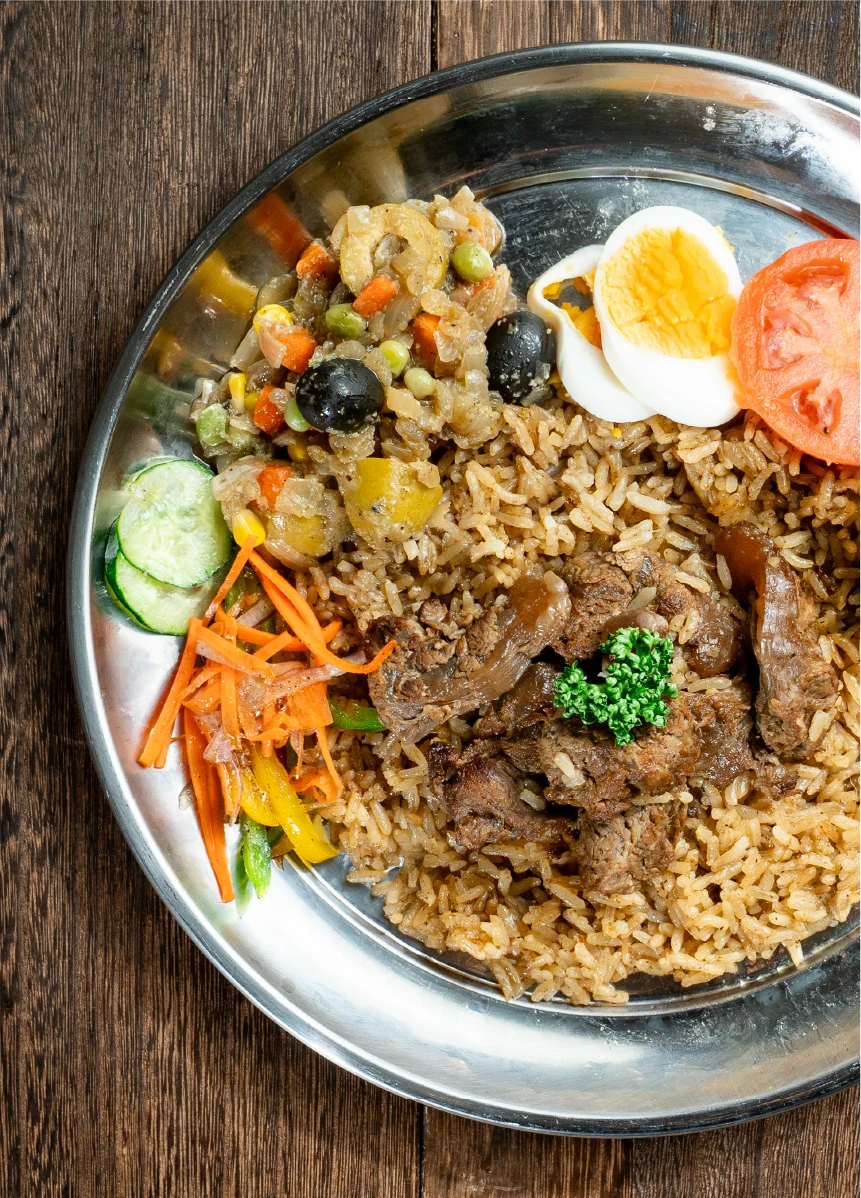 肉と野菜を盛り付けたアフリカ料理のプレート