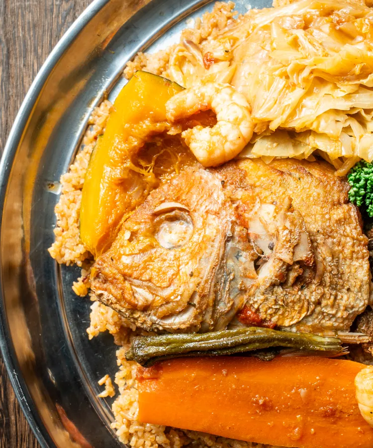 魚と野菜、米を盛り付けたアフリカ料理